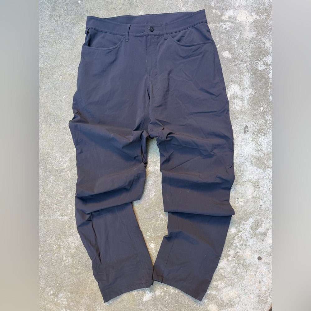 ALO Yoga Men's Grey Performance Chinos